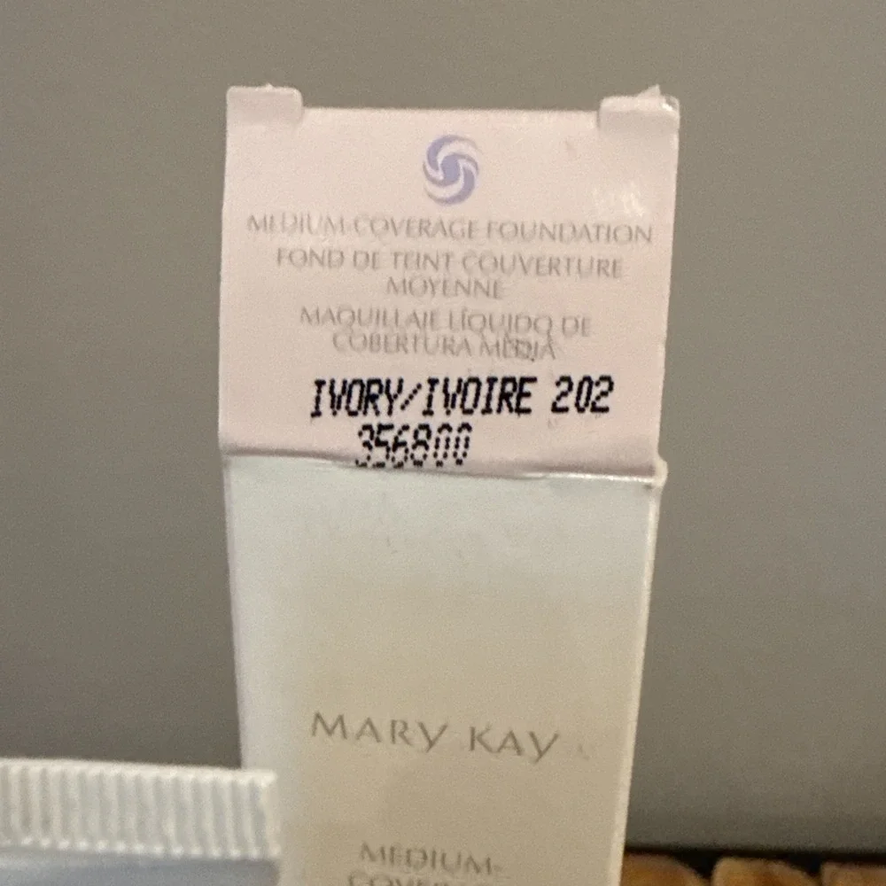 Mary Kay Medium Coverage Foundation Ivory 202 Pink Cap -‎ 1 OZ - 356800